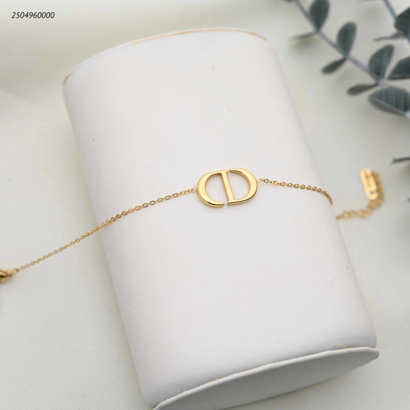 سوار على شكل حرفي C و D متداخلين لون ذهبي