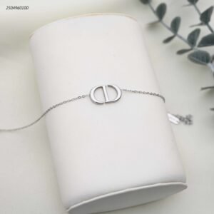 سوار على شكل حرفي C و D متداخلين لون فضي