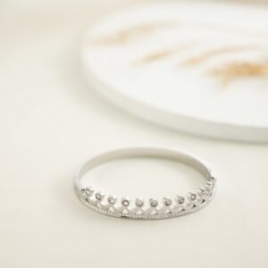 سوار فضي بتصميم تاج