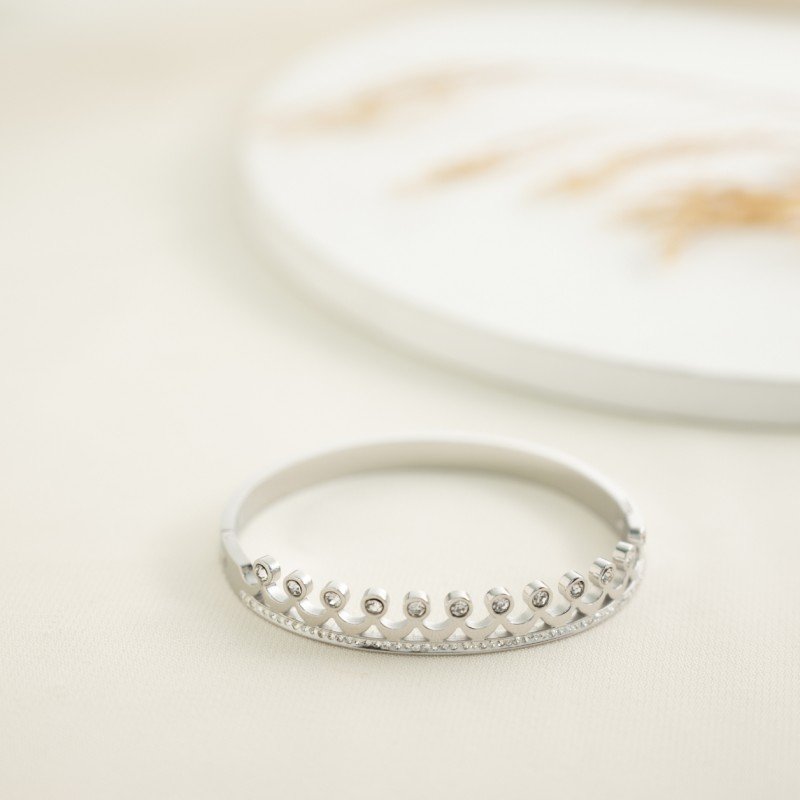 سوار فضي بتصميم تاج