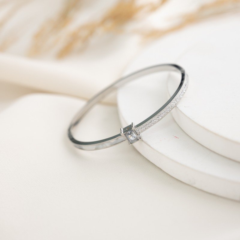 سوار فضي بتصميم حجر زركون أبيض