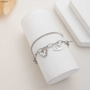 سوار فضي طبقتين بتصميم فراشة وعين لون أبيض