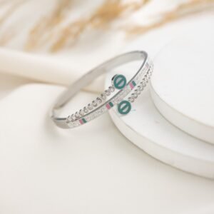 سوار فضي مع أحجار بيضاء