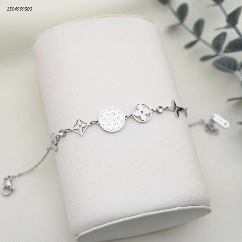 سوار ماركة+ تتميز بتصميم يجمع بين أربعة رموز مميزة لون فضي