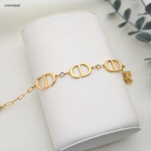 سوار ماركة عبارة عن حرفين C D متلاصقين لون ذهبي