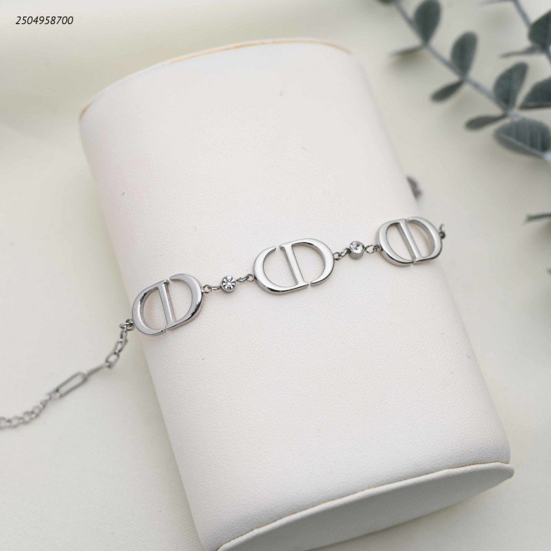 سوار ماركة عبارة عن حرفين C D متلاصقين لون فضي