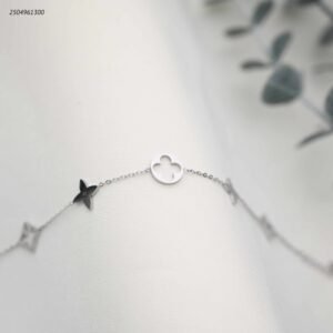 سوار ماركة وردة رباعية لون فضي