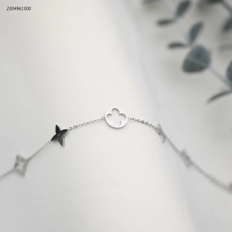 سوار ماركة وردة رباعية لون فضي