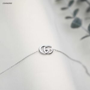 سوار ماركة+حروف GG متداخلة لون فضي