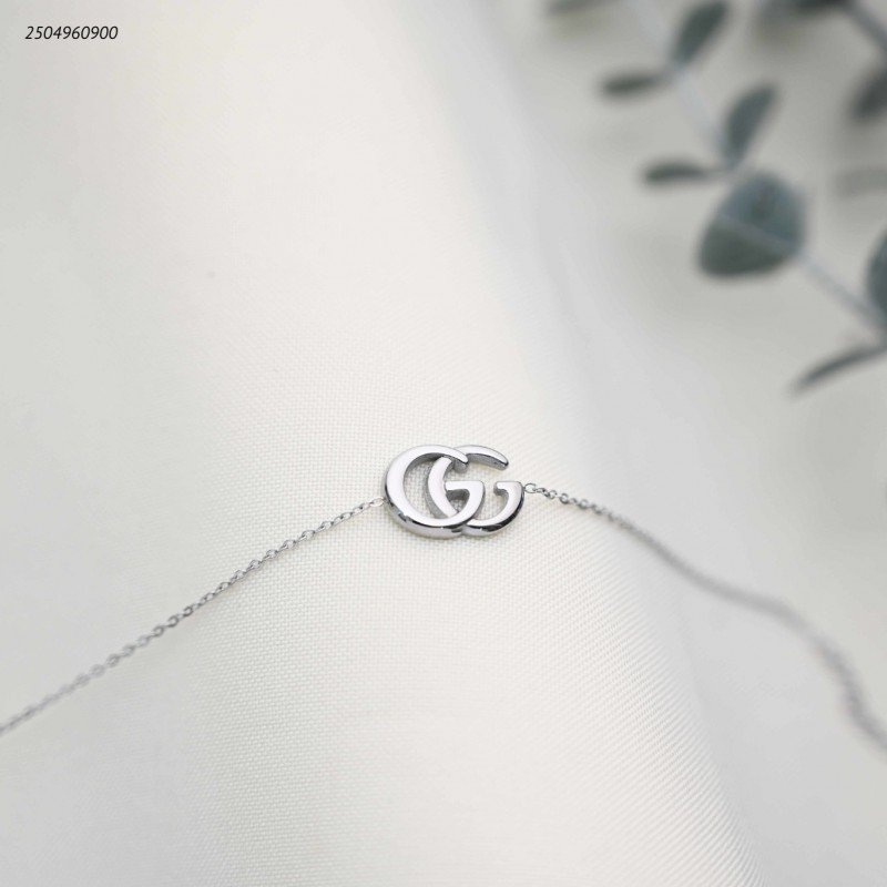 سوار ماركة+حروف GG متداخلة لون فضي