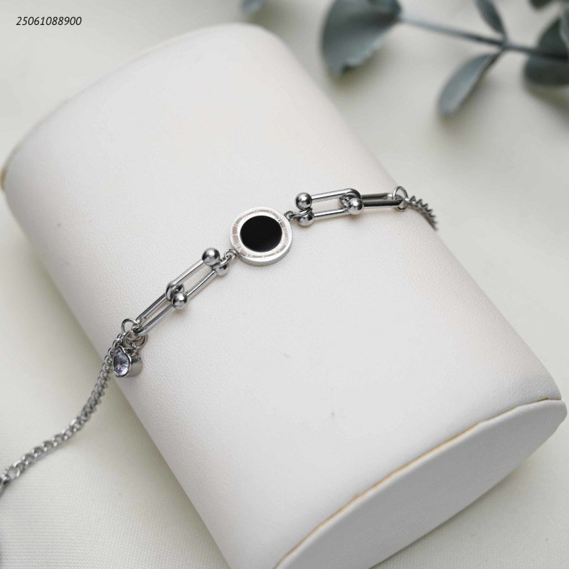 سوار مع اشكال ماركة مميزة لون فضي