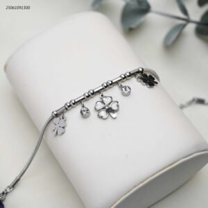 سوار مع تعليقات على شكل ورد ابيض لون لون فضي