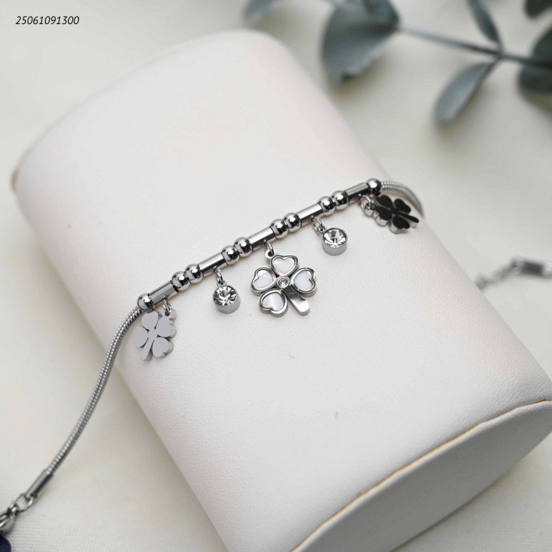 سوار مع تعليقات على شكل ورد ابيض لون لون فضي