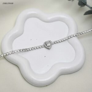 سوار مع حجر شكل قلب واحجار الزركون لون فضي