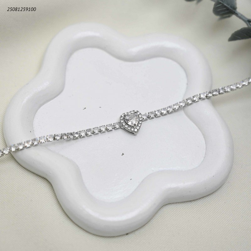 سوار مع حجر شكل قلب واحجار الزركون لون فضي