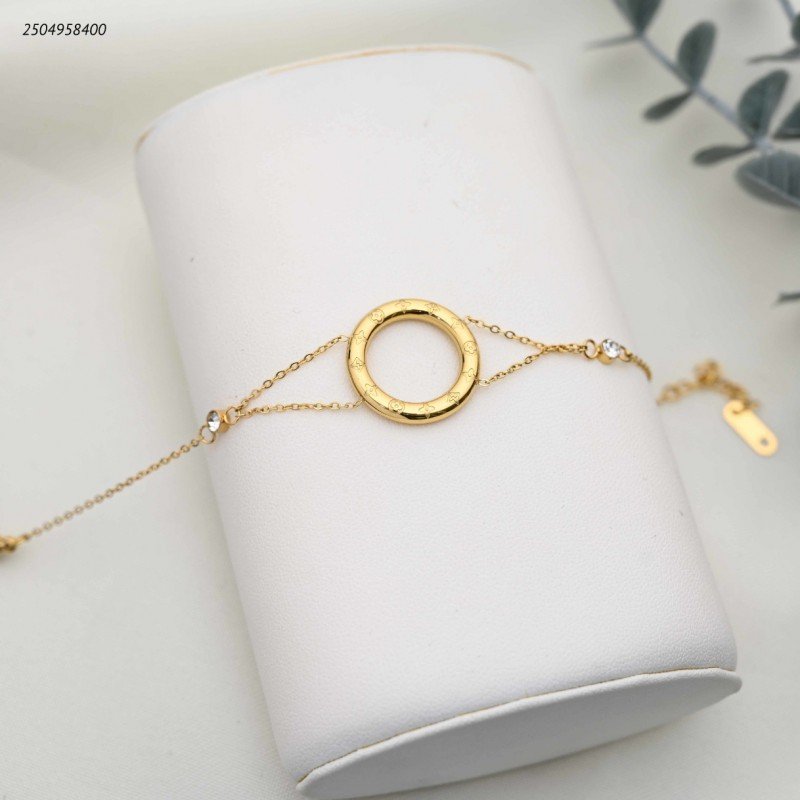 سوار مع حلقة دائرية مفرغة ونقش ماركة لون ذهبي