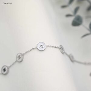 سوار مع دوائر ماركة لون فضي