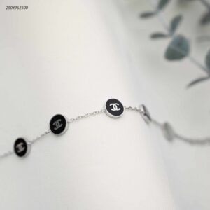 سوار مع دوائر ماركة لون فضي