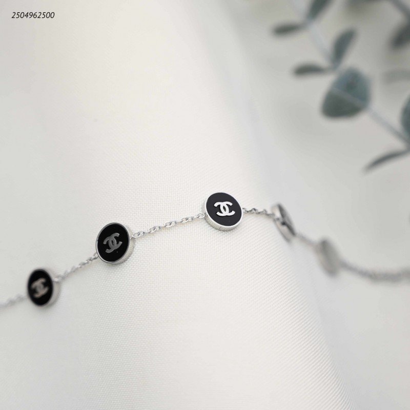 سوار مع دوائر ماركة لون فضي