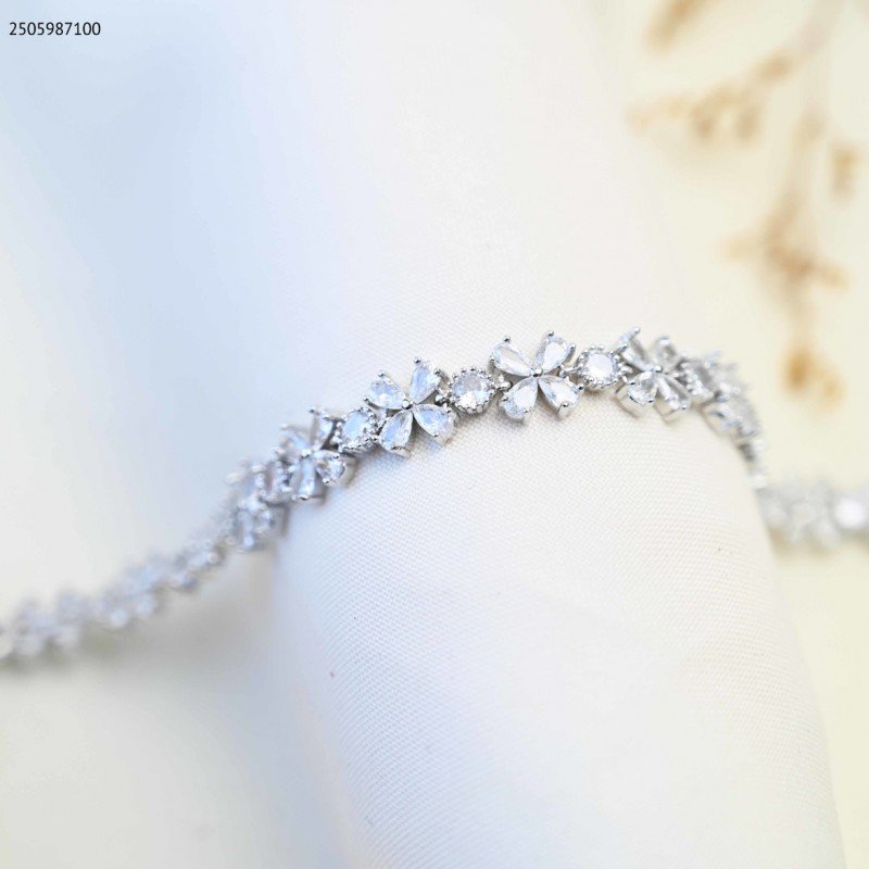 سوار نسائي زركون عبارة عن ورود و بينها زركونة دائرية لون فضي