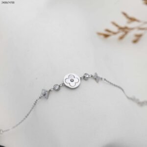 سوار ورد البرسيم لون فضي