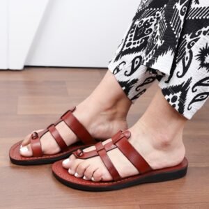 شبشب جلد من Camels للنساء لون كرميدي ونعل أسود