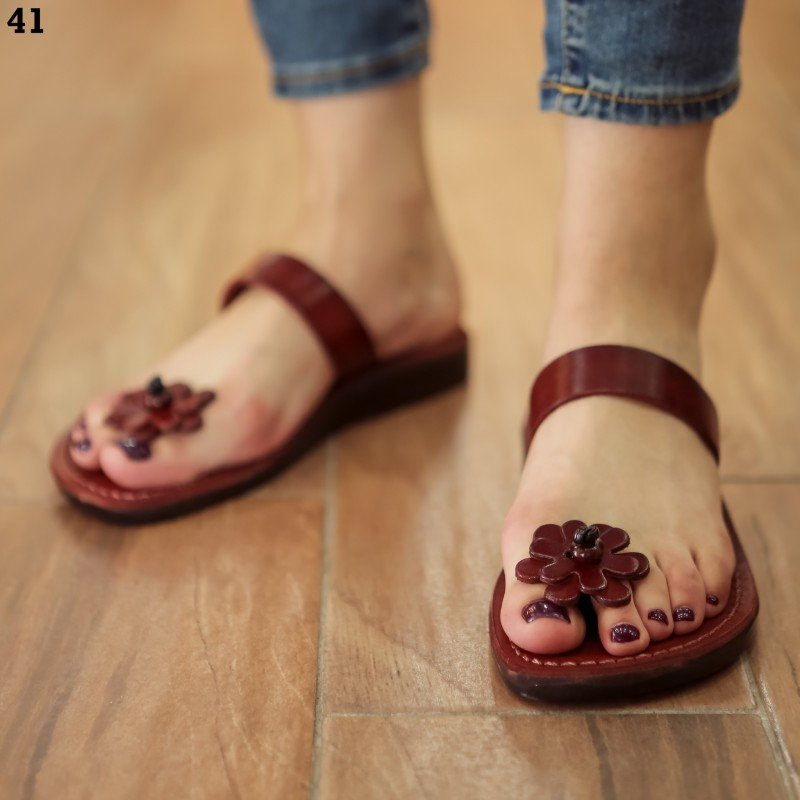 شبشب جلد من Camels للنساء لون كرميدي ونعل أسود