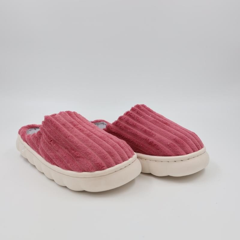 شبشب شتوي فرو للنساء لون زهري غامق