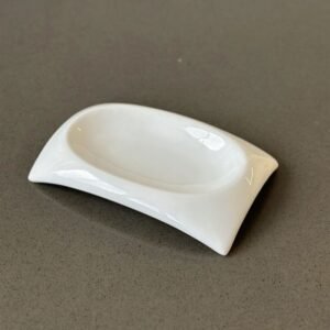 صحن بورسلان بتصميم مستطيل مقعر لون أبيض