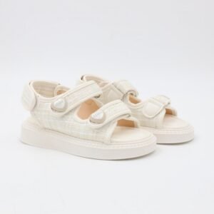 صندل بناتي بشريط لاصق للاطفال لون أبيض