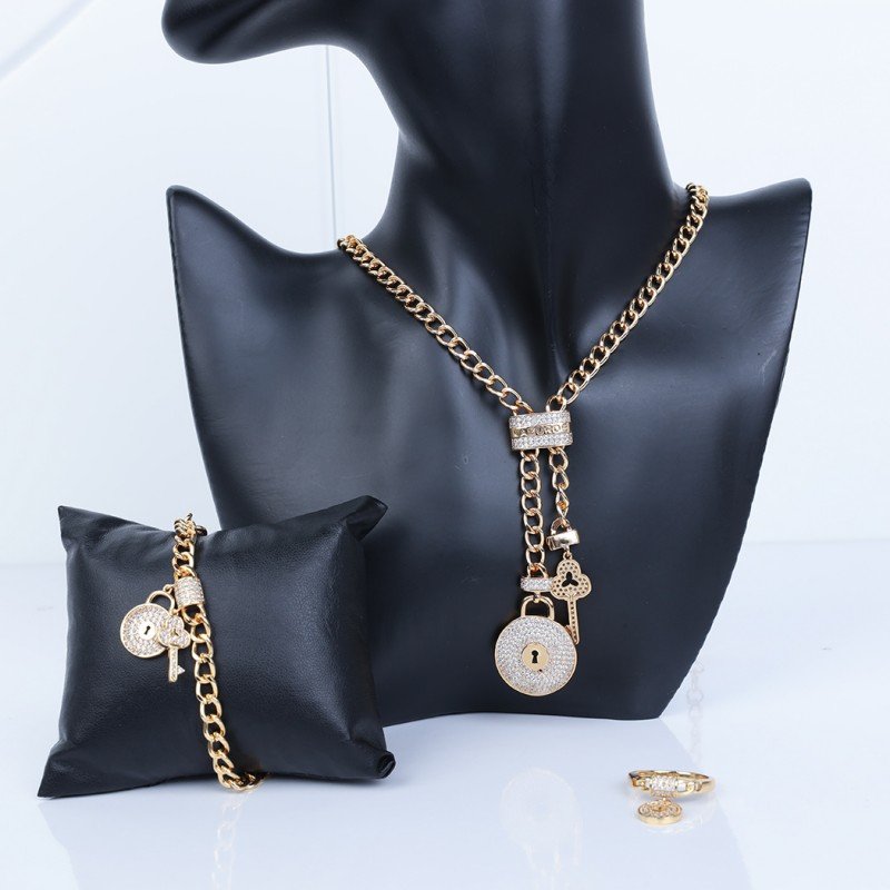 طقم اكسسوارات 3 قطع لون ذهبي بتصميم قفل ومفتاح حجم 7