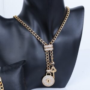 طقم اكسسوارات 3 قطع لون ذهبي بتصميم قفل ومفتاح حجم 8