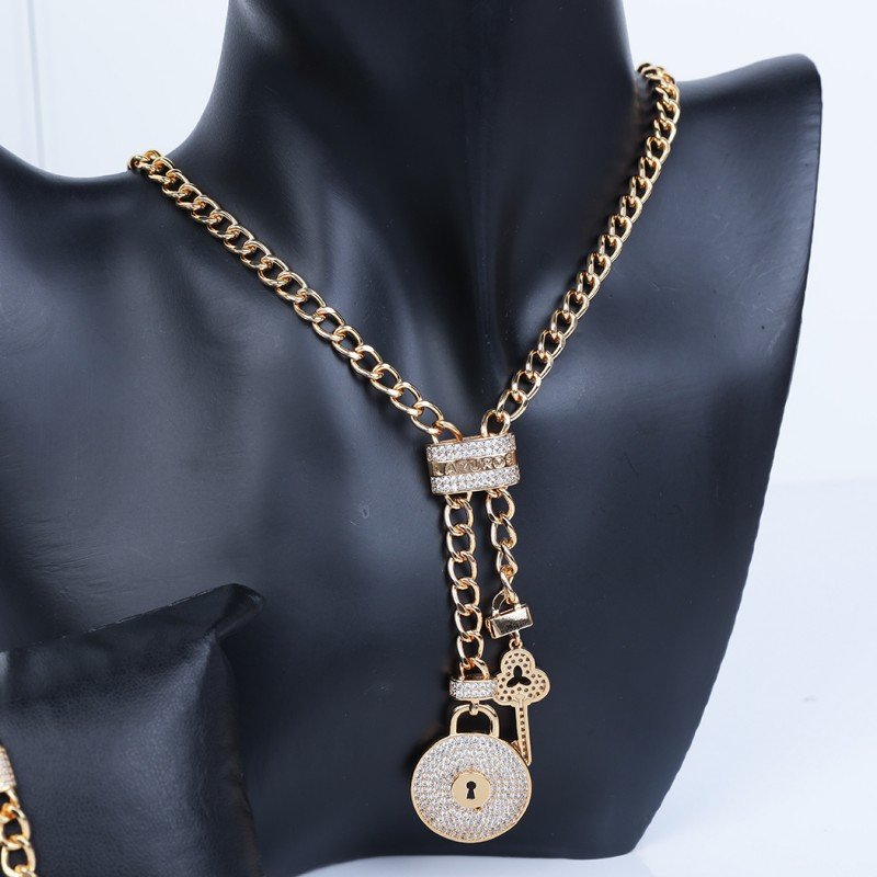 طقم اكسسوارات 3 قطع لون ذهبي بتصميم قفل ومفتاح حجم 8