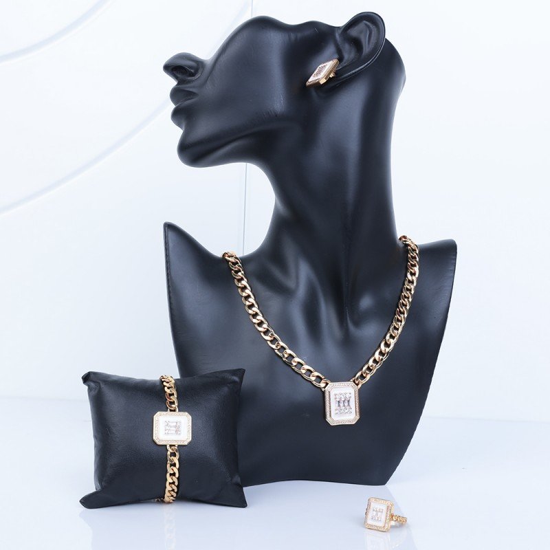 طقم اكسسوارات 4 قطع بتصميم جنزير لون ذهبي وأبيض