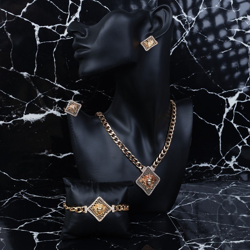 طقم اكسسوارات 4 قطع لون ذهبي بتصميم فيرزاتشي حجم 7