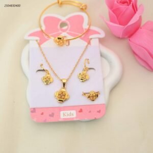 طقم اكسسوارات ذهبي للأطفال بتصميم برسيم ( سوار + سلسال + حلق + خاتم ) لون ذهبي