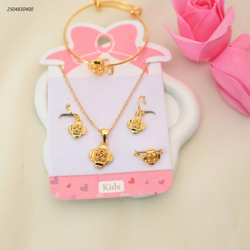 طقم اكسسوارات ذهبي للأطفال بتصميم برسيم ( سوار + سلسال + حلق + خاتم ) لون ذهبي