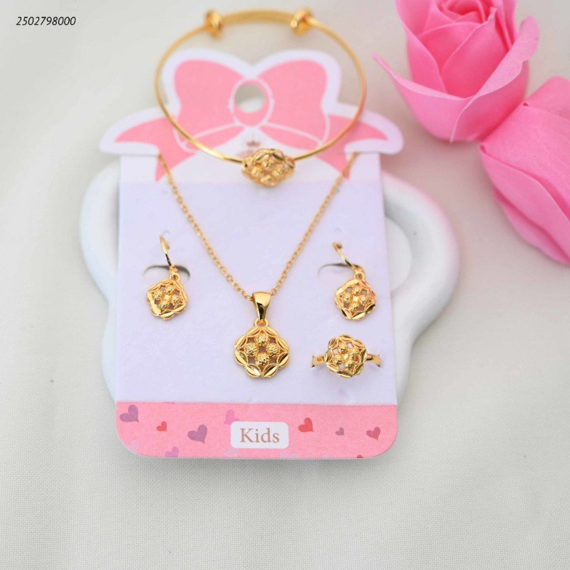 طقم اكسسوارات للأطفال مطلي بالذهب ( سوار + سلسال + حلقان + وخاتم )
