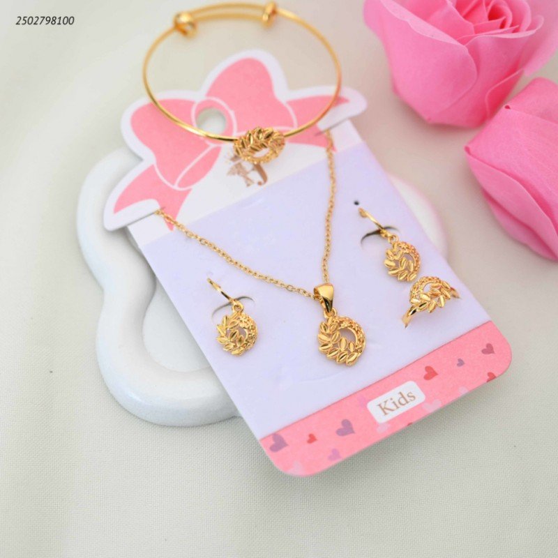 طقم اكسسوارات للأطفال مطلي بالذهب ( سوار + سلسال + حلقان + وخاتم )