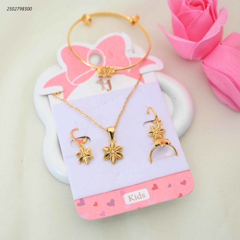 طقم اكسسوارات للأطفال مطلي بالذهب ( سوار + سلسال + حلقان + وخاتم )