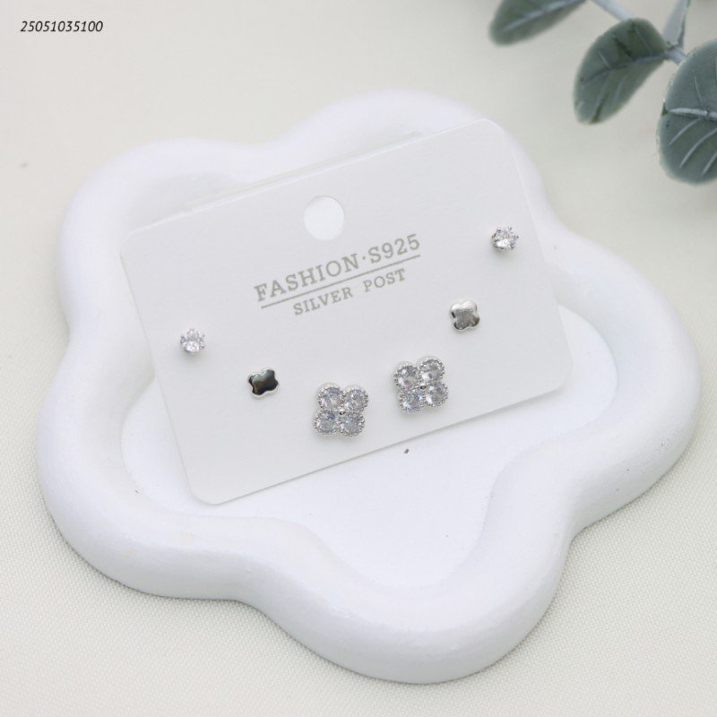 طقم حلوق ورود ناعمة لون فضي