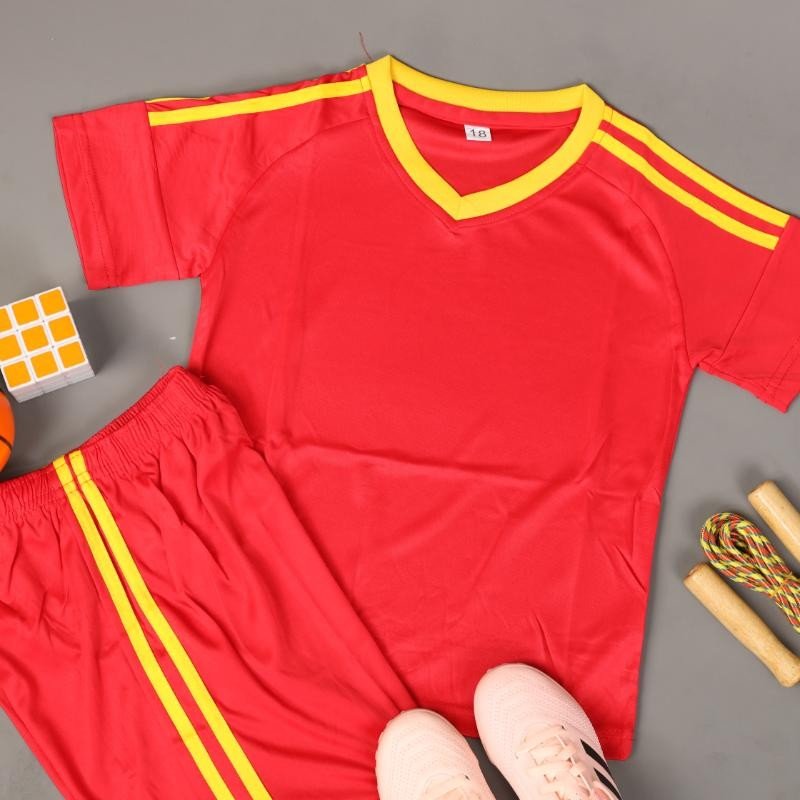 طقم رياضي (تيشيرت وشورت) للأطفال لون أحمر