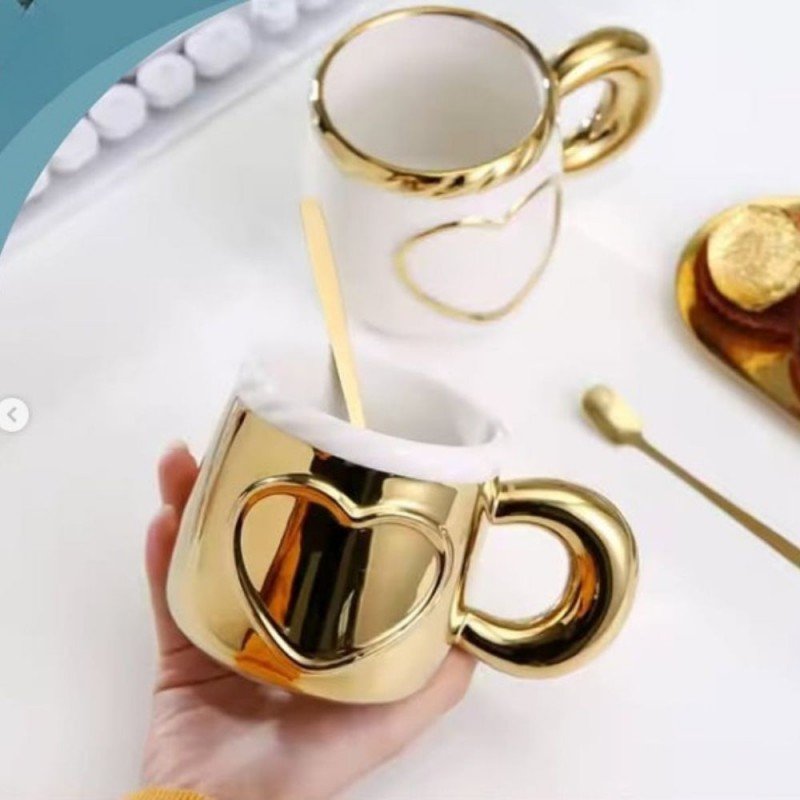 طقم فناجين مع ملعقة عدد 2 لون ذهبي و أبيض