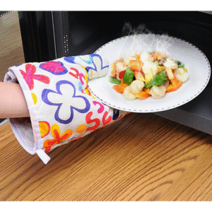 طقم كفوف ومساكة قطعتين بتصميم قلب لون ابيض