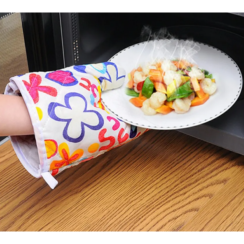 طقم كفوف ومساكة قطعتين بتصميم قلب لون ابيض