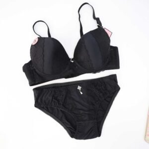 طقم لانجري دانتيل مُكون من حمالة صدر وداخلي نسائي لون أسود