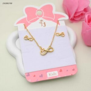 طقم للأطفال سلسال + و حلق انفنتي مرصع لون ذهبي