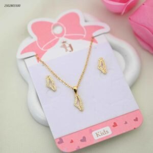 طقم للأطفال سلسال+ و حلق بتصميم الأرض المقدسة لون ذهبي