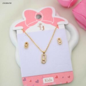 طقم للأطفال سلسال+ و حلق بتصميم بيضاوي مرصع لون ذهبي