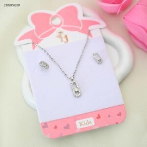 طقم للأطفال سلسال+ و حلق بتصميم بيضاوي مرصع لون فضي